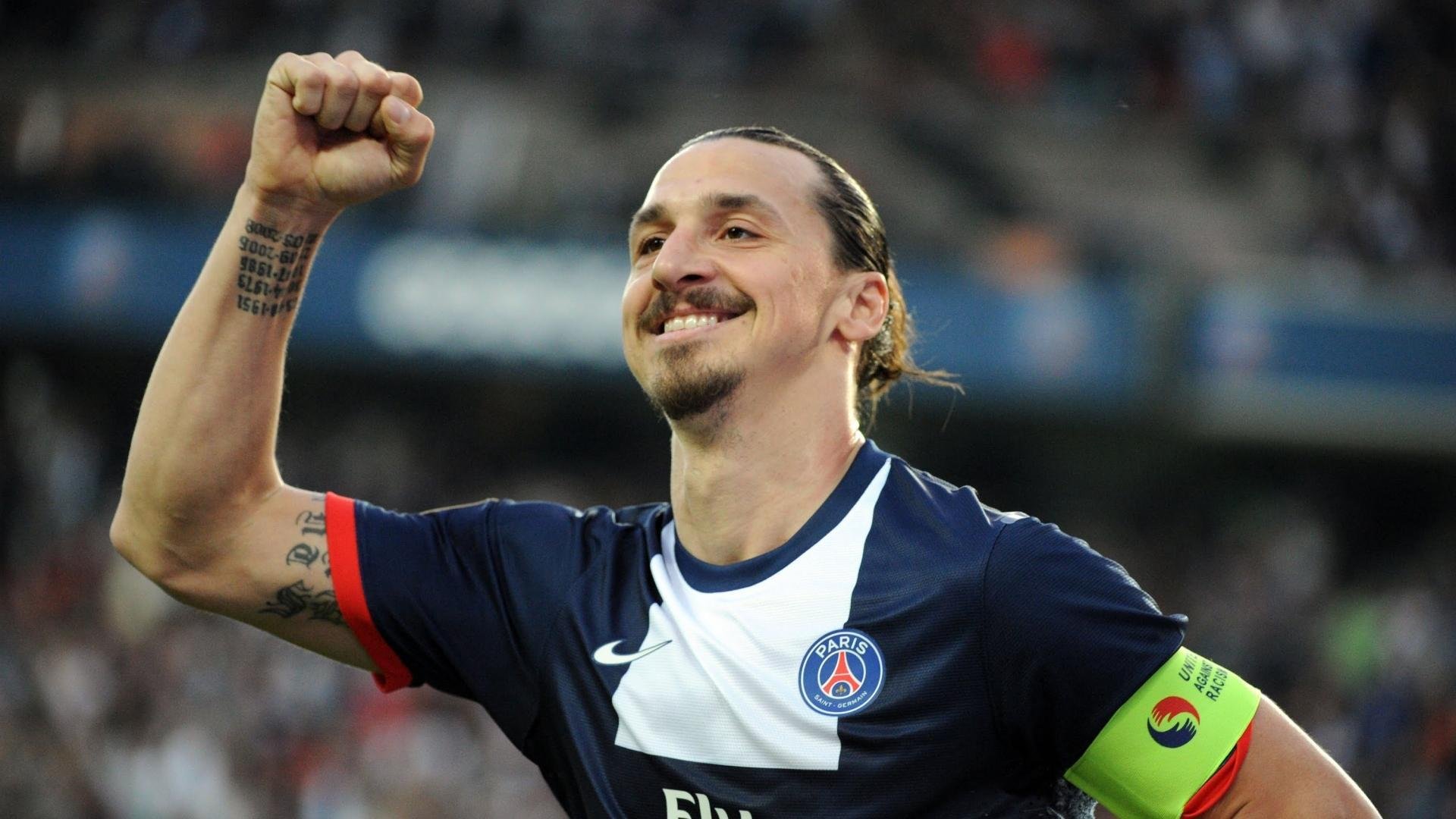 女子排球选手征战海外联赛表现稳定，谈论国际女子排球的海报的对话